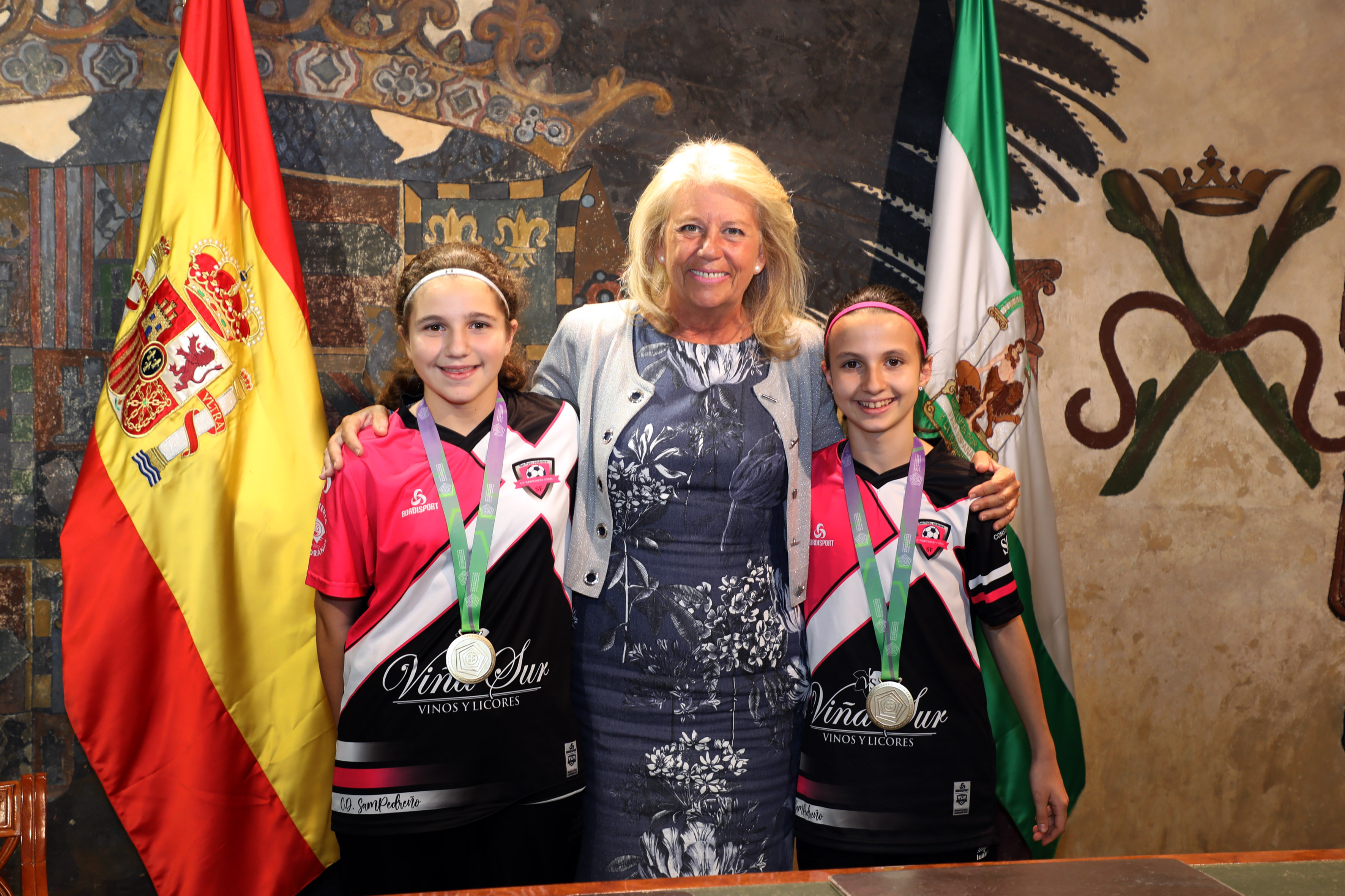 La alcaldesa felicita por sus éxitos a seis deportistas del Club Los Monteros Triatlón Marbella y a sendas jugadoras de fútbol sala del CD Sampedreño Futsal